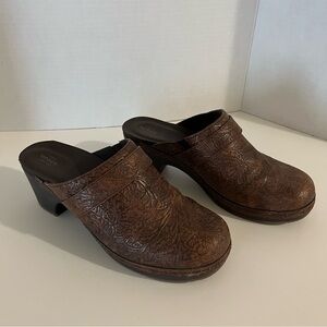 CROCS Brown Casual Mules Tooled Sarah